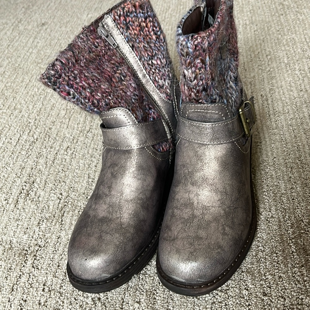 Muk Luk boots size 10